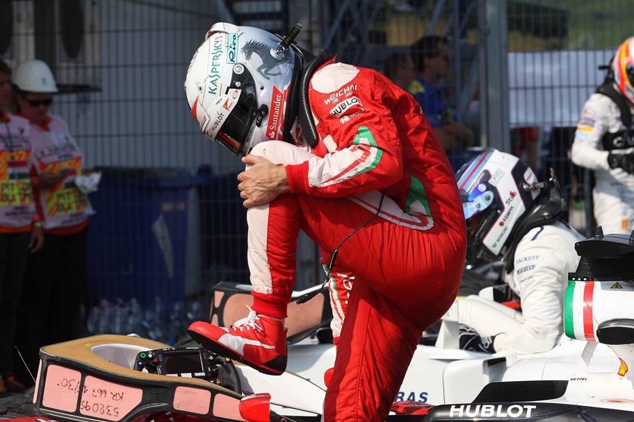 Il pilota Vettel esce dalla sua monoposto al termine del GP. Lapresse